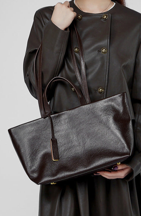 Bolsa Jéssica em couro legítimo, elegante e funcional. Design minimalista, espaçosa e com divisórias ideais para trabalho, viagens ou o dia a dia.