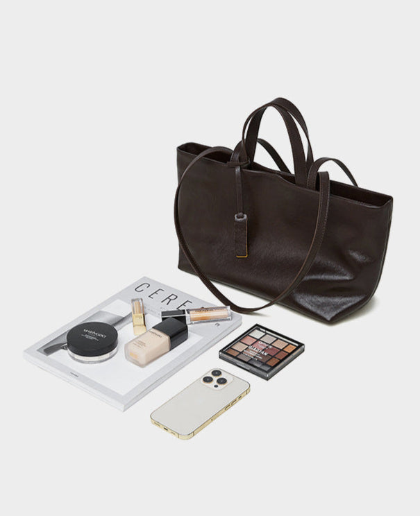 Bolsa Jéssica em couro legítimo, elegante e funcional. Design minimalista, espaçosa e com divisórias ideais para trabalho, viagens ou o dia a dia.