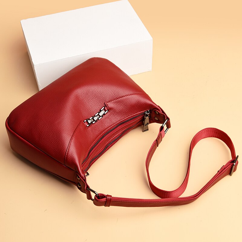 Bolsa Daiane em couro legítimo, leve e elegante. Design minimalista com alça ajustável, bolso externo e interior espaçoso para praticidade no dia a dia.