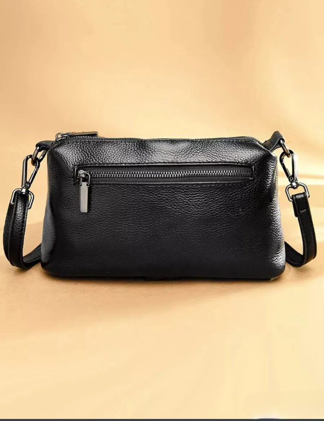 Bolsa Pietra em couro legítimo, compacta, elegante e resistente. Alça ajustável, zíper seguro e ótimo espaço interno para o dia a dia com estilo.