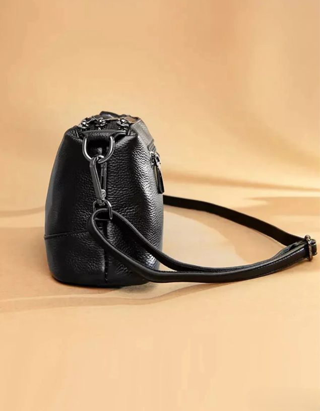 Bolsa Pietra em couro legítimo, compacta, elegante e resistente. Alça ajustável, zíper seguro e ótimo espaço interno para o dia a dia com estilo.