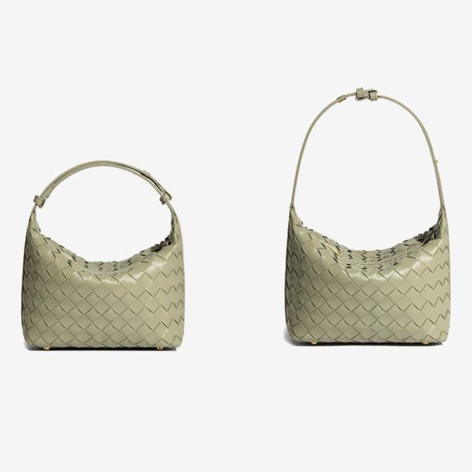 Bolsa Cleo com trama artesanal em material premium. Sofisticada, durável e elegante, com acabamento impecável e metais que destacam seu design exclusivo.