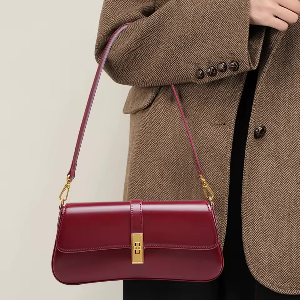 Bolsa Ana em couro legítimo, estilo baguette. Compacta, elegante e resistente, com divisórias internas que garantem praticidade e organização no dia a dia.