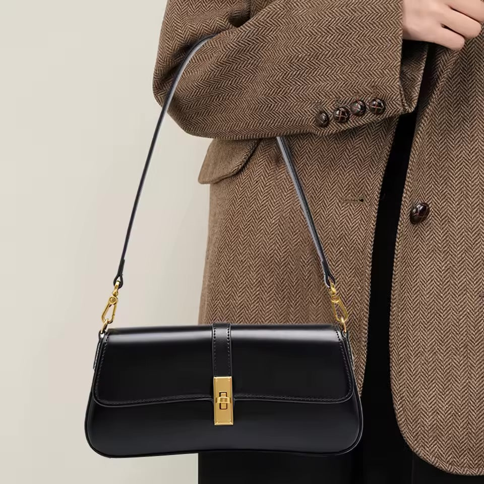 Bolsa Ana em couro legítimo, estilo baguette. Compacta, elegante e resistente, com divisórias internas que garantem praticidade e organização no dia a dia.