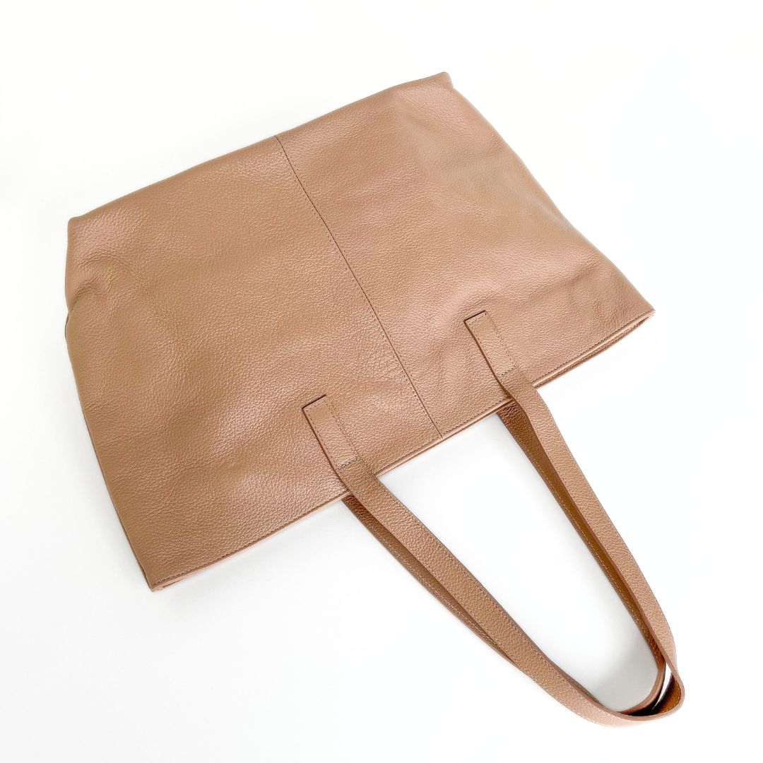 A Bolsa em Couro Duda é a perfeita combinação de sofisticação e praticidade, projetada para mulheres modernas que buscam funcionalidade sem abrir mão do estilo.