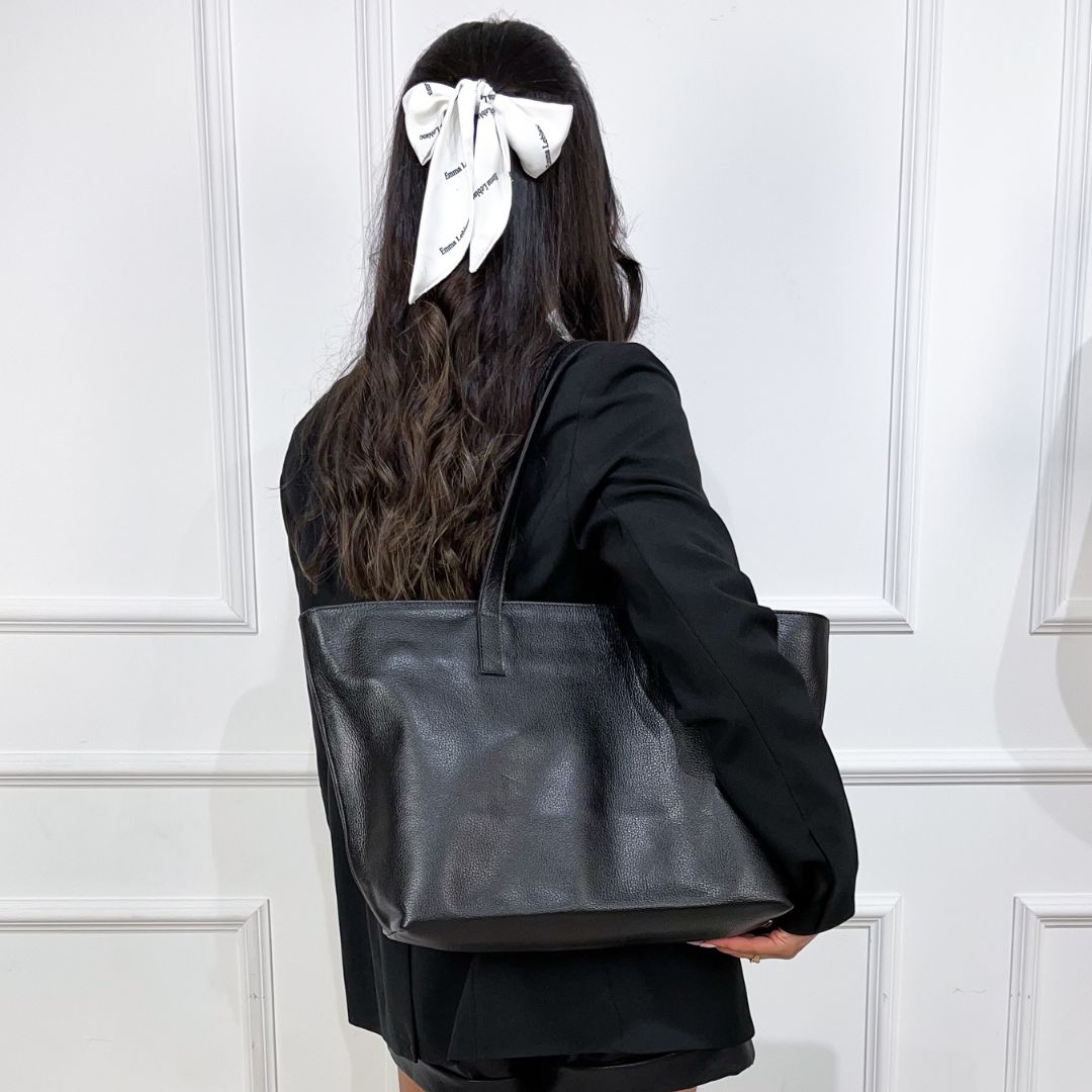 A Bolsa em Couro Duda é a perfeita combinação de sofisticação e praticidade, projetada para mulheres modernas que buscam funcionalidade sem abrir mão do estilo.