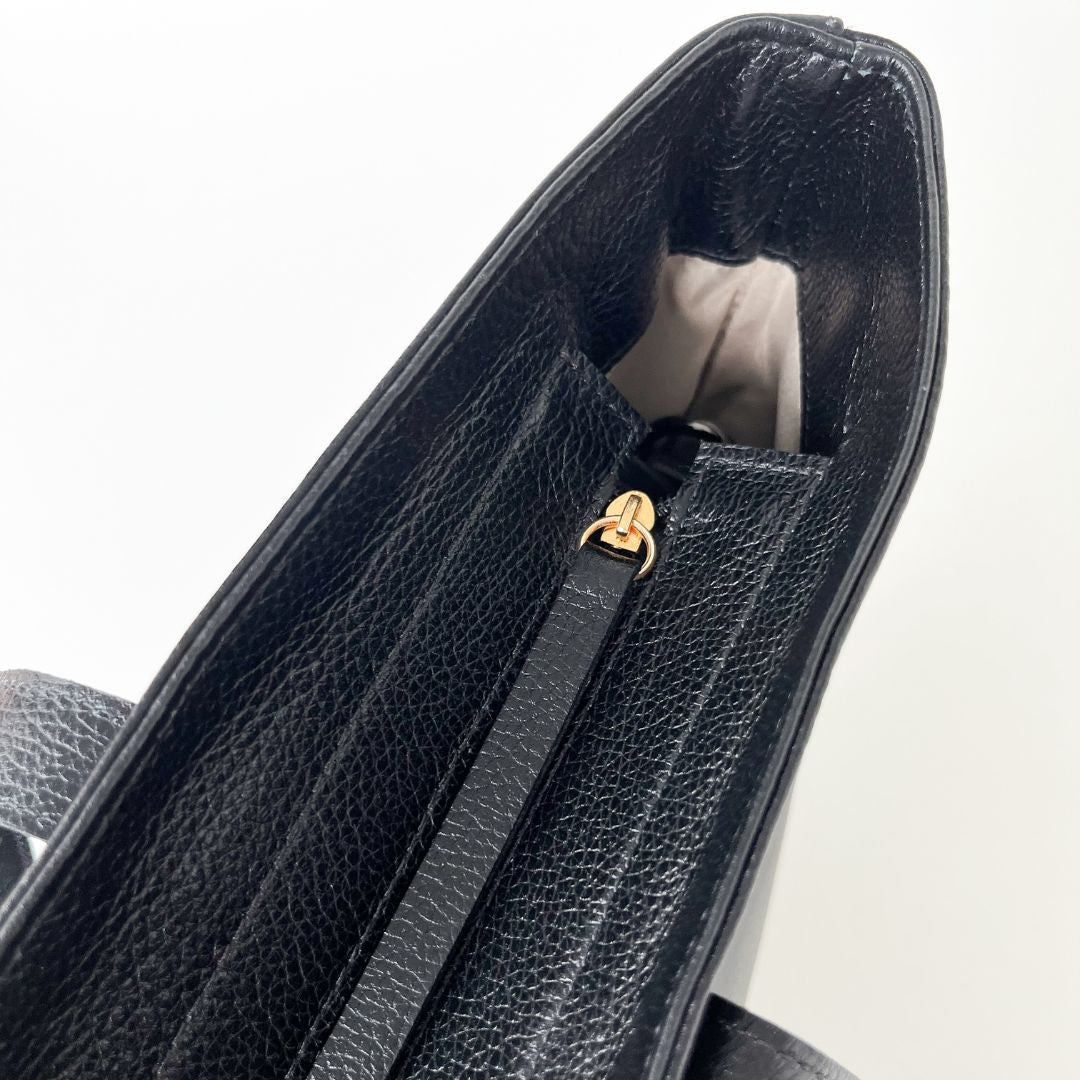 A Bolsa em Couro Duda é a perfeita combinação de sofisticação e praticidade, projetada para mulheres modernas que buscam funcionalidade sem abrir mão do estilo.