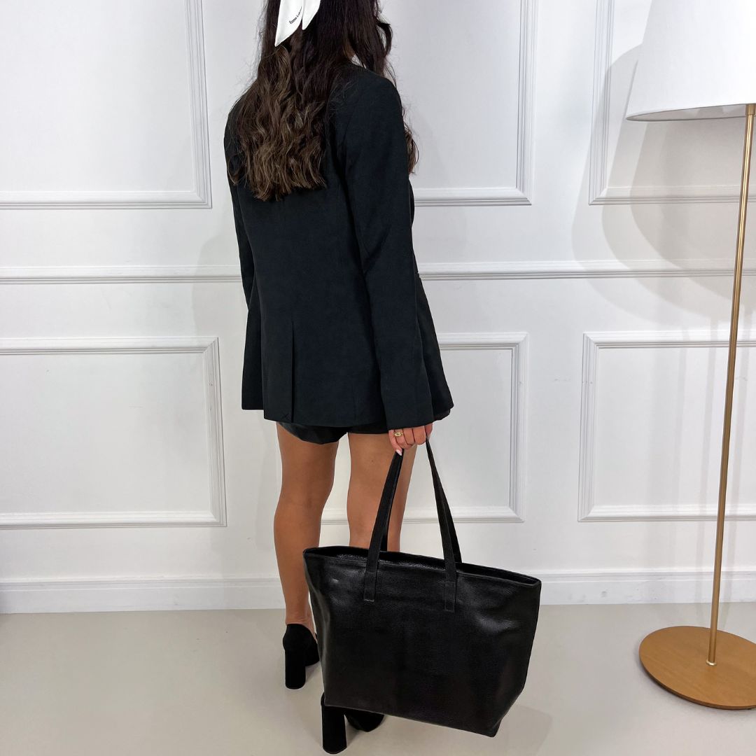 A Bolsa em Couro Duda é a perfeita combinação de sofisticação e praticidade, projetada para mulheres modernas que buscam funcionalidade sem abrir mão do estilo.