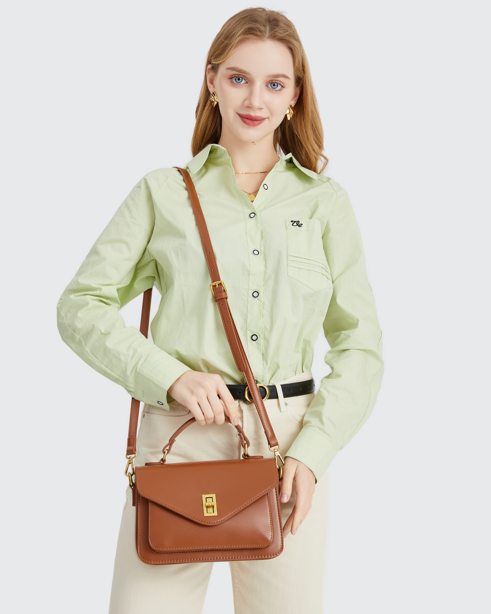 Bolsa Raquel em material sintético premium, elegante e moderna. Resistente, com ferragens douradas envelhecidas e design versátil para o dia a dia.