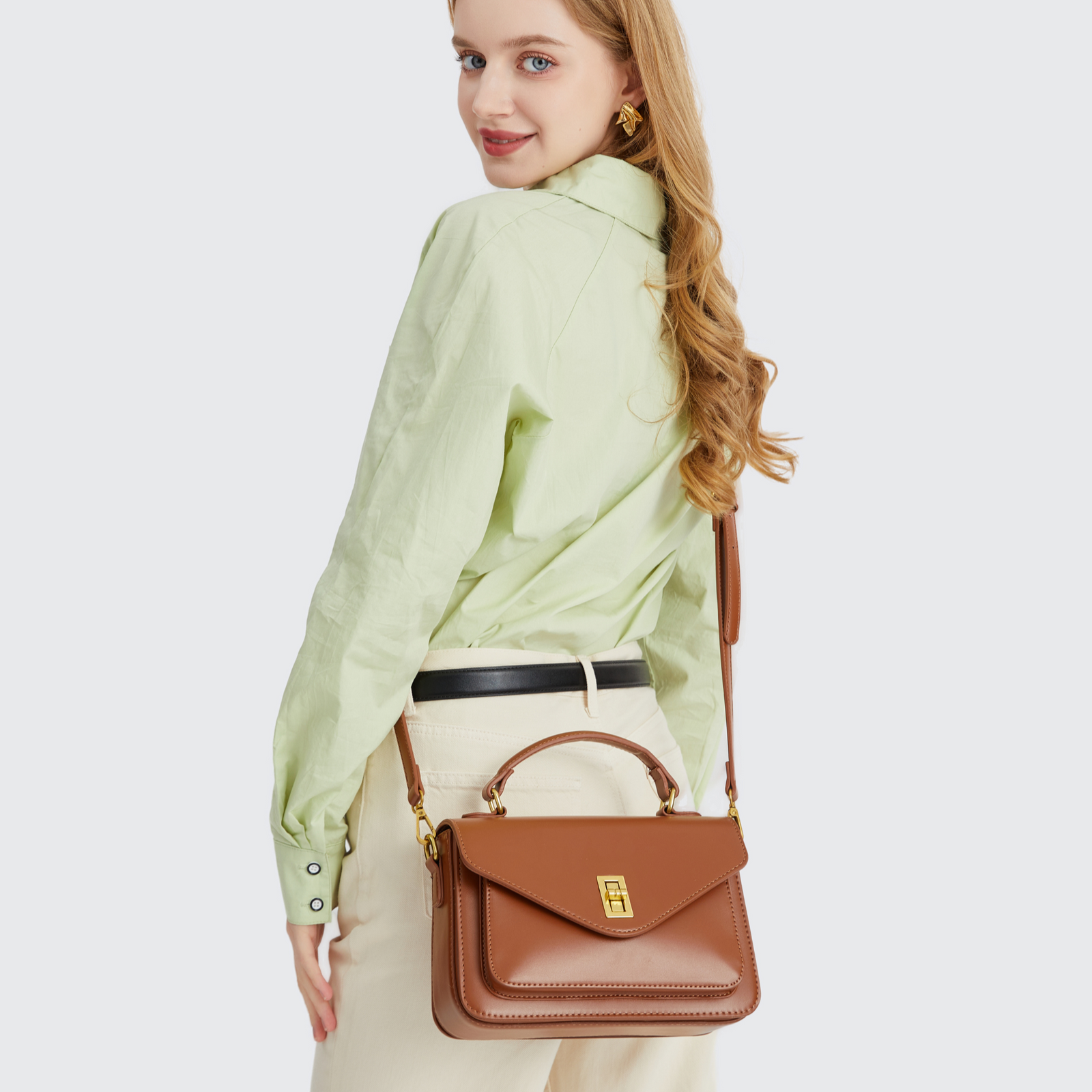 Bolsa Raquel em material sintético premium, elegante e moderna. Resistente, com ferragens douradas envelhecidas e design versátil para o dia a dia.