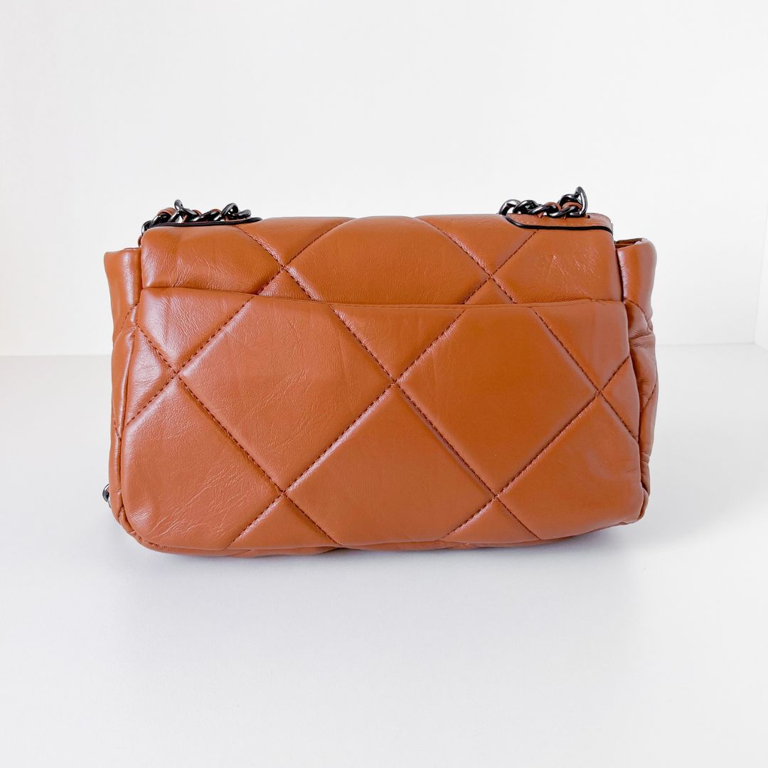 Bolsa Selena com detalhe matelassê, moderna e sofisticada. Em material sintético premium, espaçosa e durável, ideal para o dia a dia com estilo e praticidade.