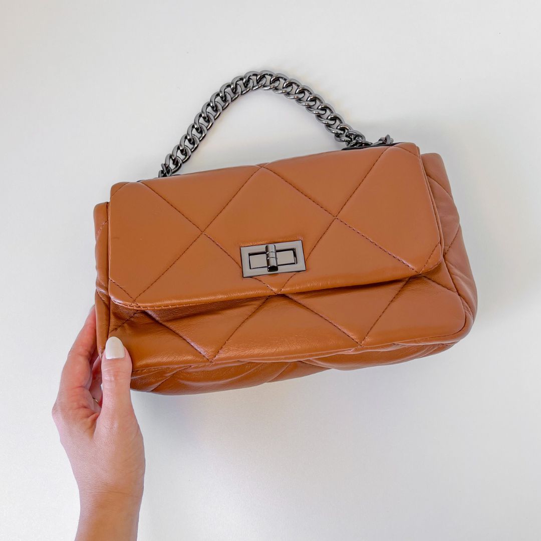 Bolsa Selena com detalhe matelassê, moderna e sofisticada. Em material sintético premium, espaçosa e durável, ideal para o dia a dia com estilo e praticidade.