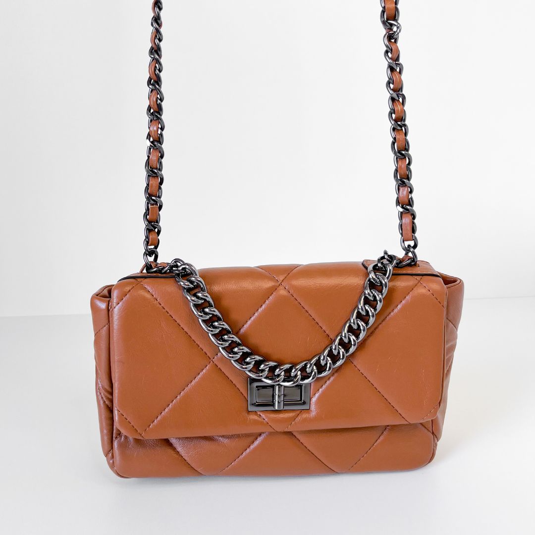 Bolsa Selena com detalhe matelassê, moderna e sofisticada. Em material sintético premium, espaçosa e durável, ideal para o dia a dia com estilo e praticidade.