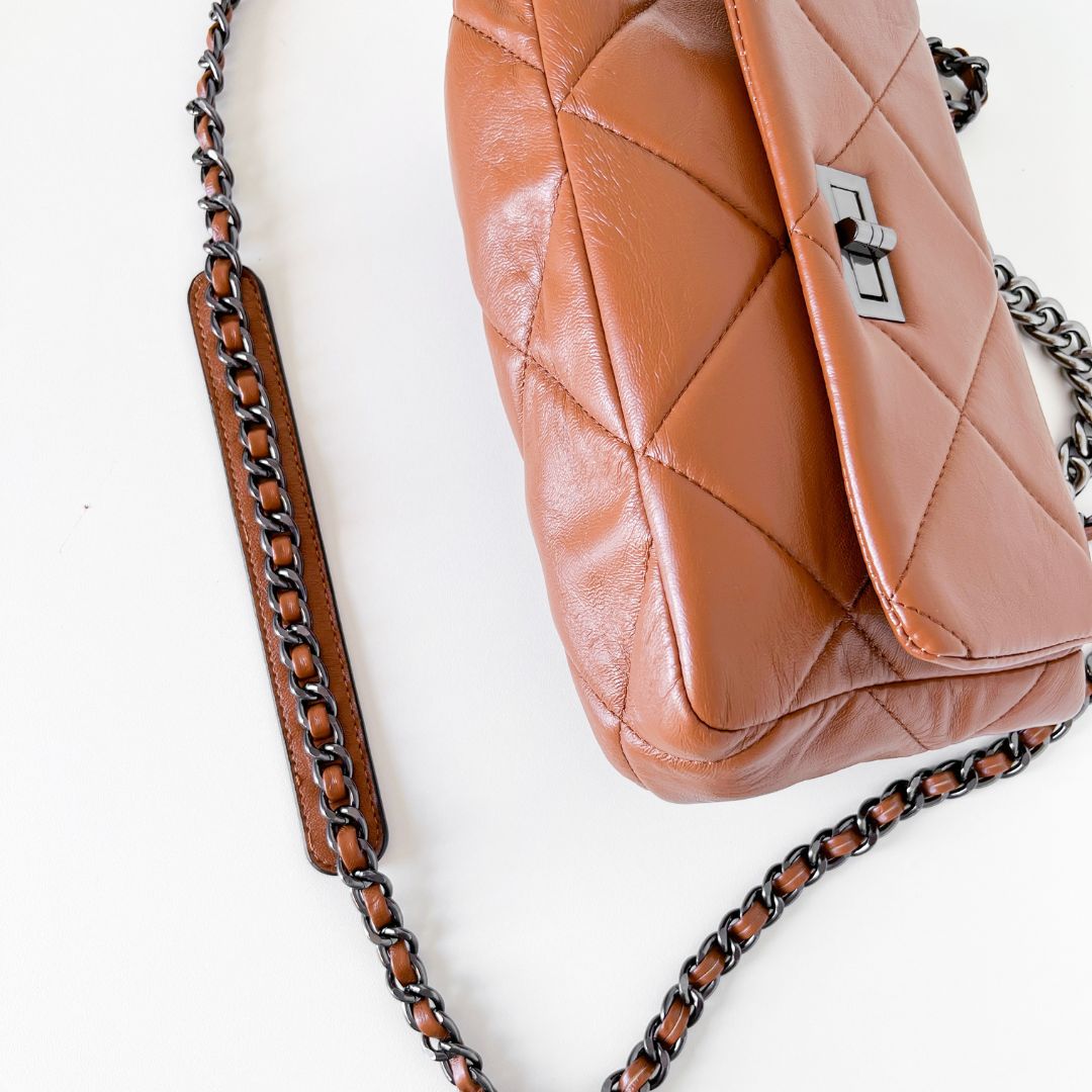 Bolsa Selena com detalhe matelassê, moderna e sofisticada. Em material sintético premium, espaçosa e durável, ideal para o dia a dia com estilo e praticidade.