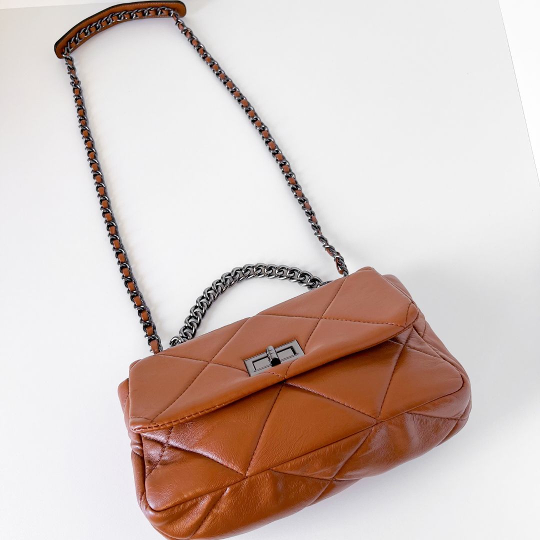 Bolsa Selena com detalhe matelassê, moderna e sofisticada. Em material sintético premium, espaçosa e durável, ideal para o dia a dia com estilo e praticidade.