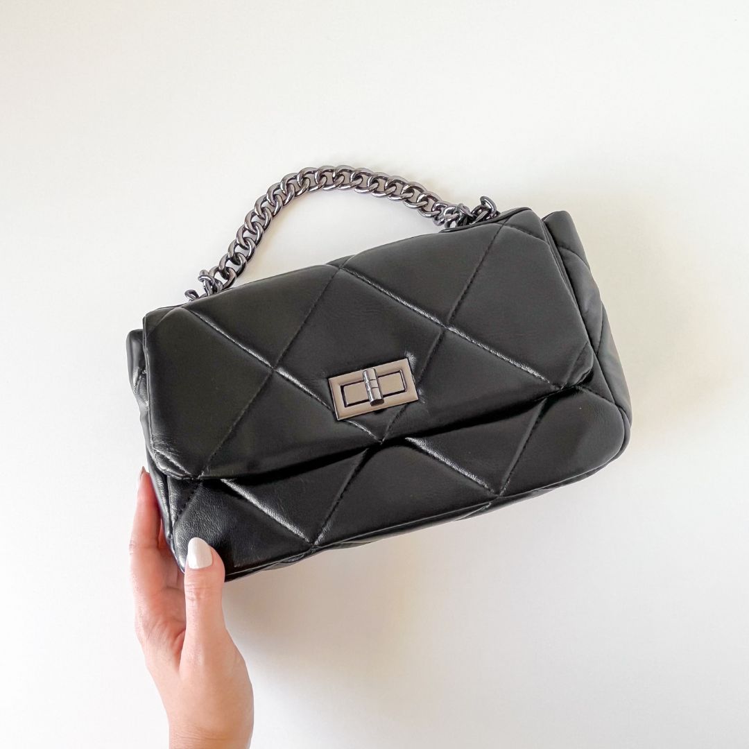 Bolsa Selena com detalhe matelassê, moderna e sofisticada. Em material sintético premium, espaçosa e durável, ideal para o dia a dia com estilo e praticidade.