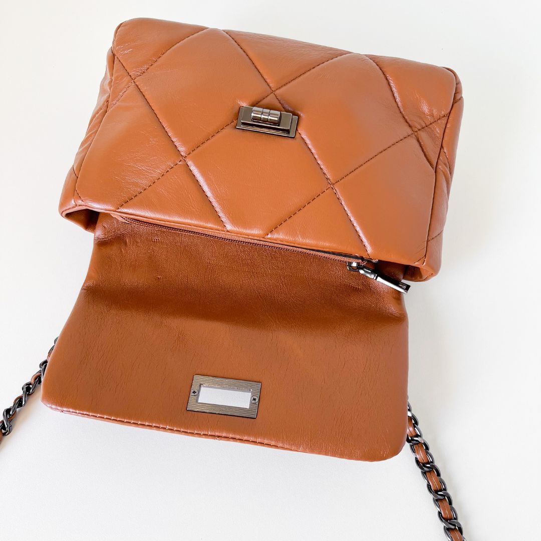 Bolsa Selena com detalhe matelassê, moderna e sofisticada. Em material sintético premium, espaçosa e durável, ideal para o dia a dia com estilo e praticidade.