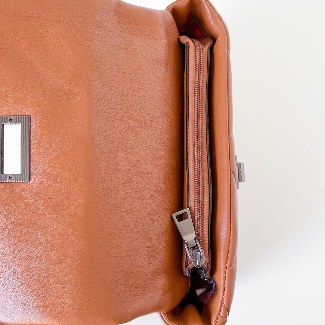 Bolsa Selena com detalhe matelassê, moderna e sofisticada. Em material sintético premium, espaçosa e durável, ideal para o dia a dia com estilo e praticidade.