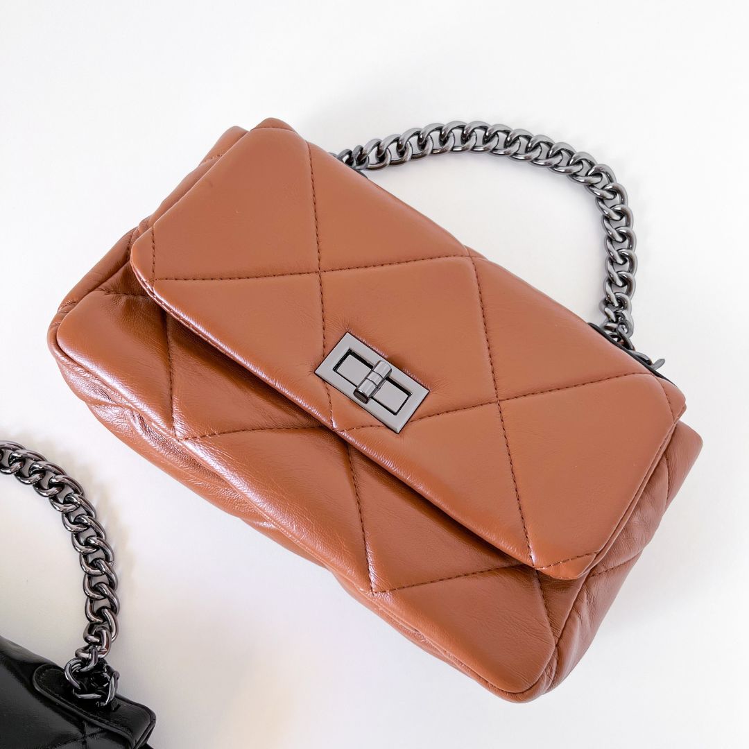 Bolsa Selena com detalhe matelassê, moderna e sofisticada. Em material sintético premium, espaçosa e durável, ideal para o dia a dia com estilo e praticidade.