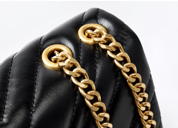 Bolsa Zoe em couro legítimo, média e elegante, com design matelassê. Versátil, espaçosa e segura, ideal para o dia a dia, viagens ou eventos especiais.