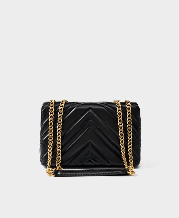 Bolsa Zoe em couro legítimo, média e elegante, com design matelassê. Versátil, espaçosa e segura, ideal para o dia a dia, viagens ou eventos especiais.