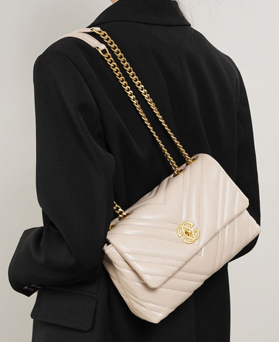 Bolsa Zoe em couro legítimo, média e elegante, com design matelassê. Versátil, espaçosa e segura, ideal para o dia a dia, viagens ou eventos especiais.