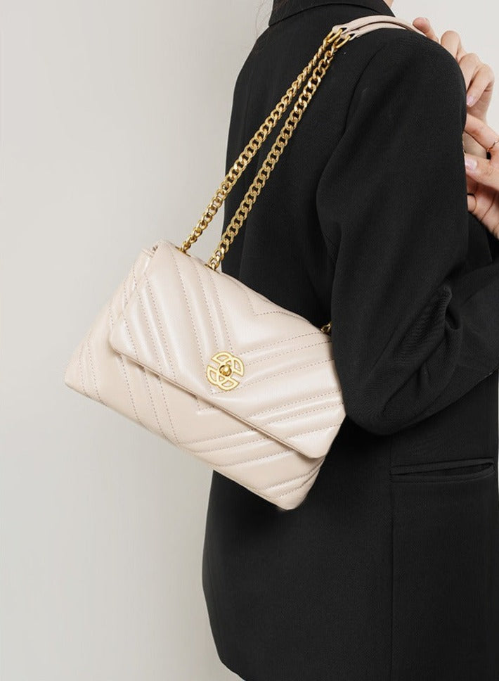 Bolsa Zoe em couro legítimo, média e elegante, com design matelassê. Versátil, espaçosa e segura, ideal para o dia a dia, viagens ou eventos especiais.