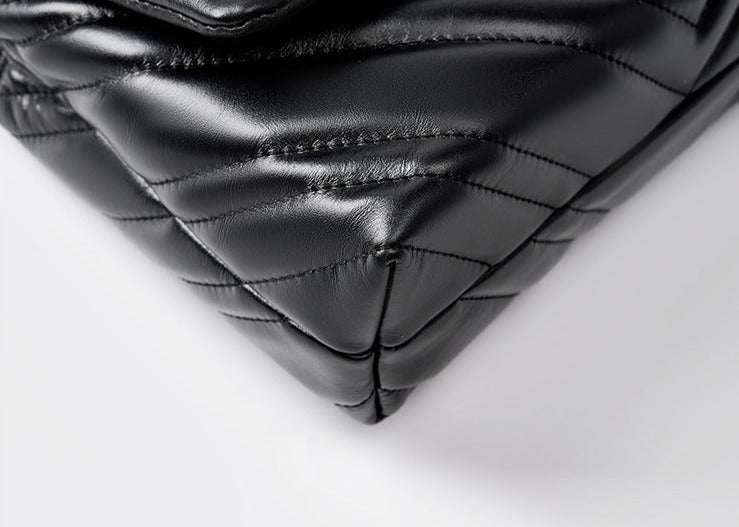 Bolsa Zoe em couro legítimo, média e elegante, com design matelassê. Versátil, espaçosa e segura, ideal para o dia a dia, viagens ou eventos especiais.