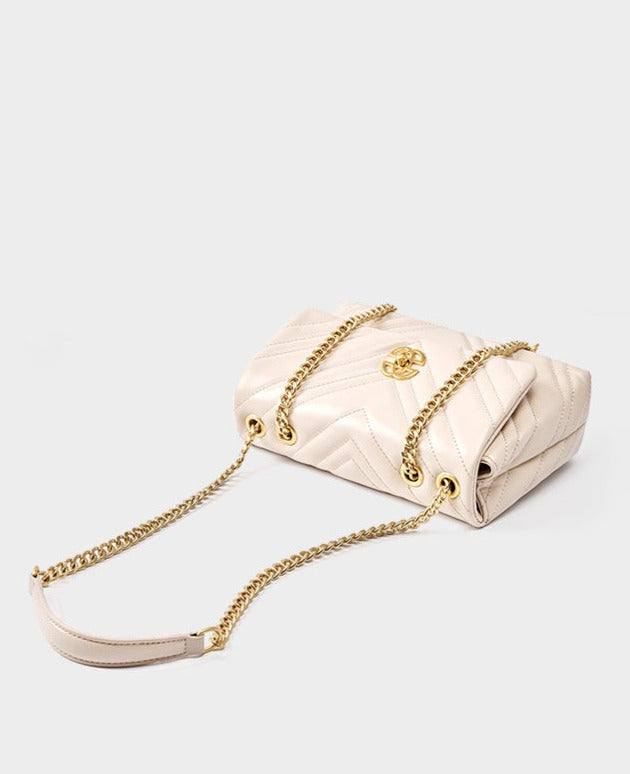 Bolsa Zoe em couro legítimo, média e elegante, com design matelassê. Versátil, espaçosa e segura, ideal para o dia a dia, viagens ou eventos especiais.