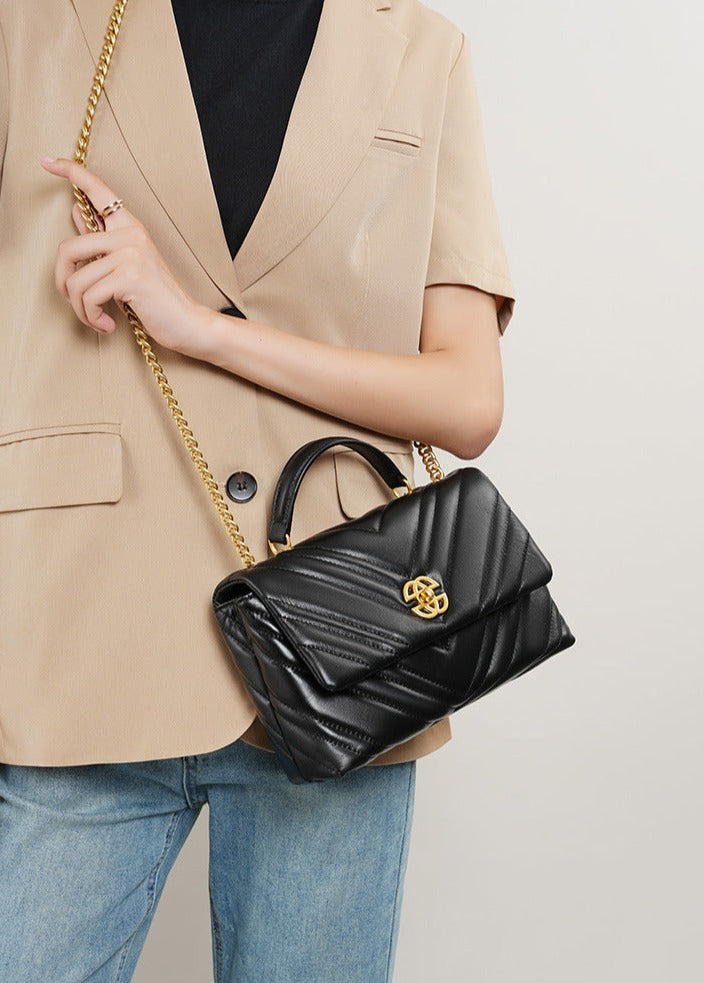 Bolsa Zoe em couro legítimo, média e elegante, com design matelassê. Versátil, espaçosa e segura, ideal para o dia a dia, viagens ou eventos especiais.