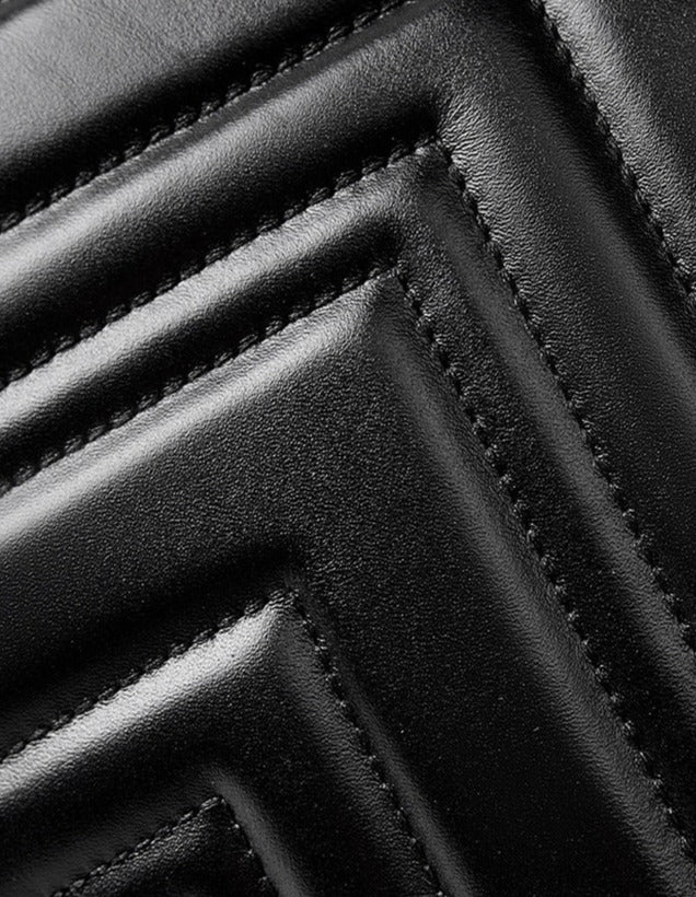 Bolsa Zoe em couro legítimo, média e elegante, com design matelassê. Versátil, espaçosa e segura, ideal para o dia a dia, viagens ou eventos especiais.