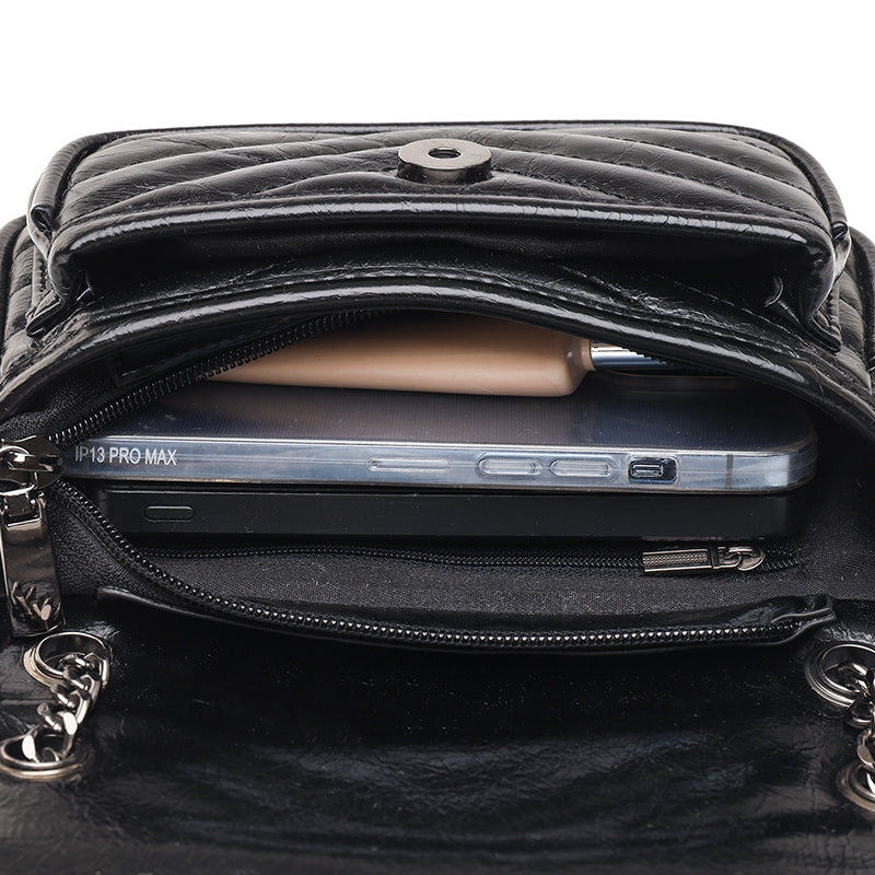 Bolsa Patrícia em couro legítimo, compacta, elegante e durável. Design minimalista com alça ajustável e interior espaçoso para itens essenciais do dia a dia.