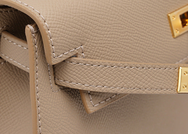 Bolsa Helena em couro legítimo, pequena, elegante e durável. Design clássico inspirado em Grace Kelly, perfeita para quem busca sofisticação atemporal.