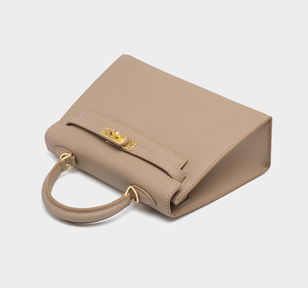 Bolsa Helena em couro legítimo, pequena, elegante e durável. Design clássico inspirado em Grace Kelly, perfeita para quem busca sofisticação atemporal.