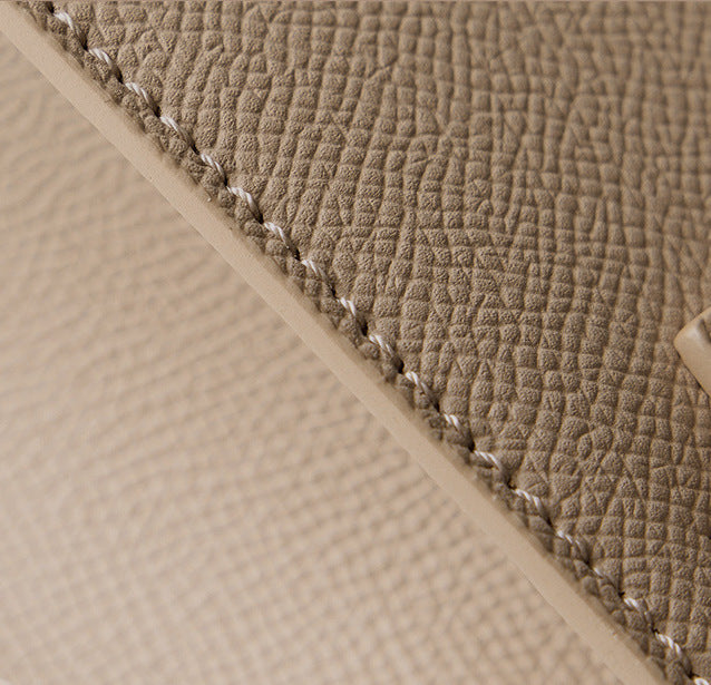 Bolsa Helena em couro legítimo, pequena, elegante e durável. Design clássico inspirado em Grace Kelly, perfeita para quem busca sofisticação atemporal.