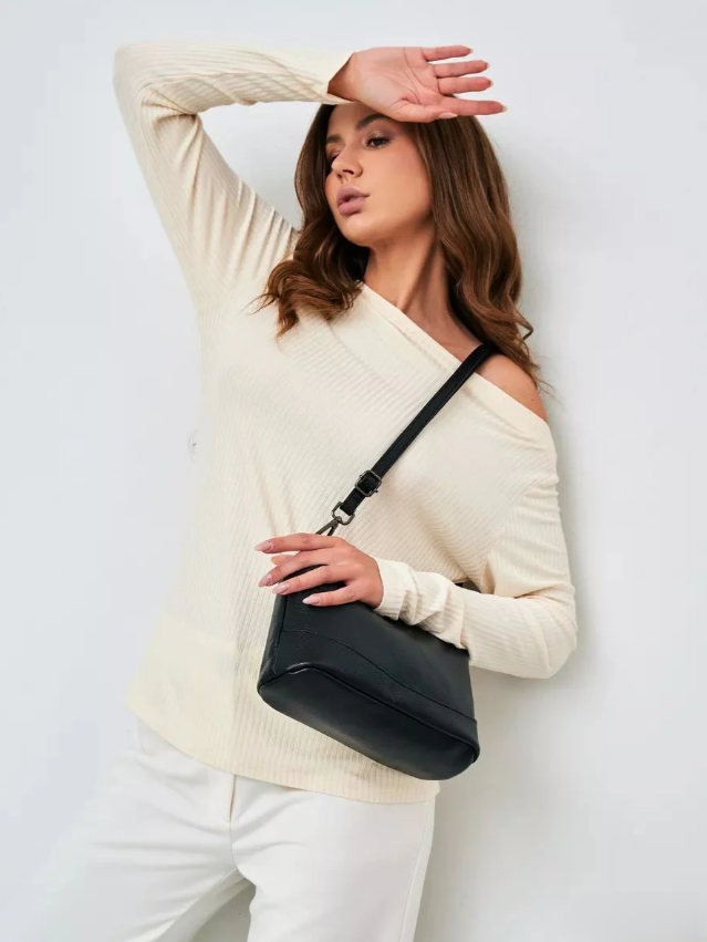 Bolsa Pietra em couro legítimo, compacta, elegante e resistente. Alça ajustável, zíper seguro e ótimo espaço interno para o dia a dia com estilo.