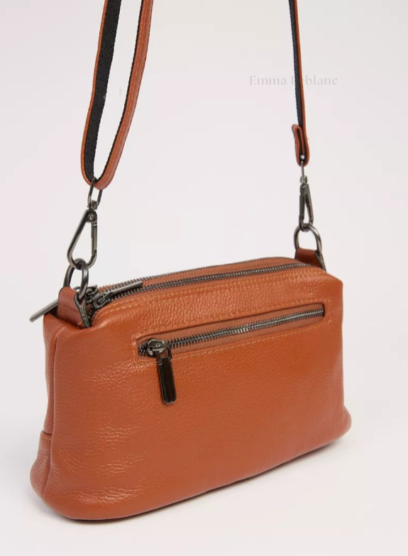 Bolsa Pietra em couro legítimo, compacta, elegante e resistente. Alça ajustável, zíper seguro e ótimo espaço interno para o dia a dia com estilo.