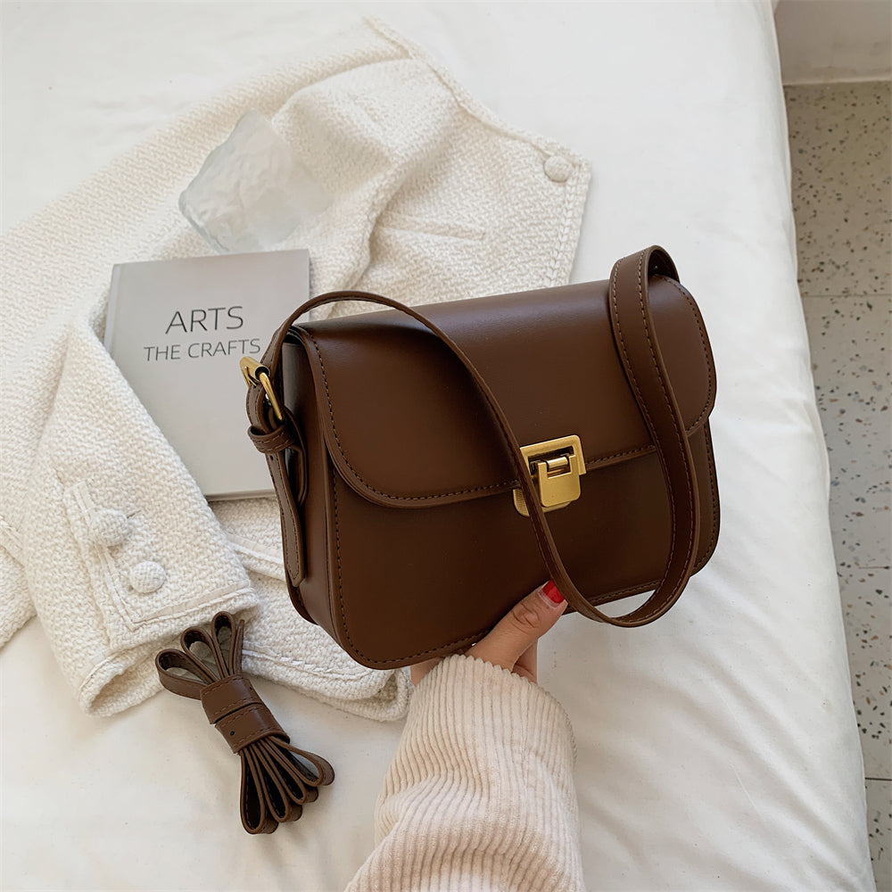 Bolsa Rebeca com textura em couro, compacta, elegante e versátil. Ideal para o dia a dia, com ótimo espaço interno para itens essenciais.