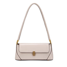 Bolsa Nicole baguette em material sintético premium, elegante e atemporal. Design clean com alça de ombro, toque macio e estrutura firme para qualquer ocasião.