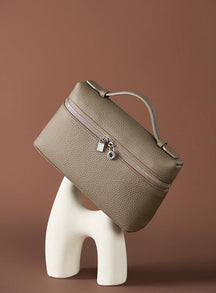 Bolsa Lorena em couro legítimo, compacta, elegante e durável. Design clássico com compartimentos internos, ideal para o dia a dia ou eventos especiais.