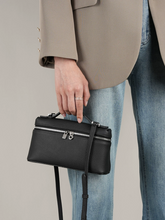 Bolsa Lorena em couro legítimo, compacta, elegante e durável. Design clássico com compartimentos internos, ideal para o dia a dia ou eventos especiais.
