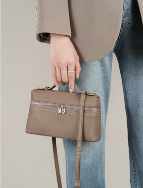 Bolsa Lorena em couro legítimo, compacta, elegante e durável. Design clássico com compartimentos internos, ideal para o dia a dia ou eventos especiais.