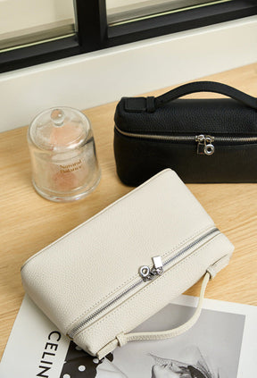 Bolsa Lorena em couro legítimo, compacta, elegante e durável. Design clássico com compartimentos internos, ideal para o dia a dia ou eventos especiais.