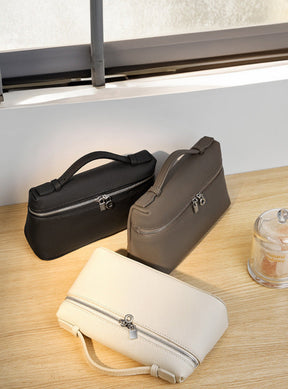 Bolsa Lorena em couro legítimo, compacta, elegante e durável. Design clássico com compartimentos internos, ideal para o dia a dia ou eventos especiais.