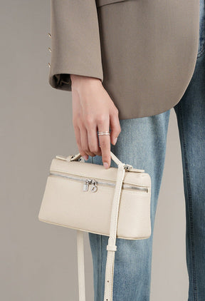 Bolsa Lorena em couro legítimo, compacta, elegante e durável. Design clássico com compartimentos internos, ideal para o dia a dia ou eventos especiais.