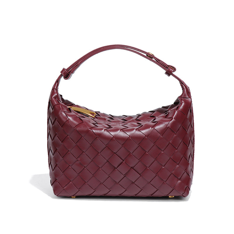Bolsa Cleo com trama artesanal em material premium. Sofisticada, durável e elegante, com acabamento impecável e metais que destacam seu design exclusivo.