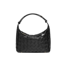 Bolsa Cleo com trama artesanal em material premium. Sofisticada, durável e elegante, com acabamento impecável e metais que destacam seu design exclusivo.