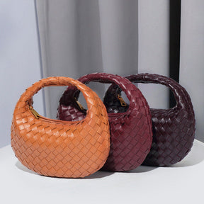 Bolsa Samile estilo baguete com trama trançada à mão. Elegante, moderna e exclusiva, é perfeita para mulheres que valorizam estilo e acabamento impecável.