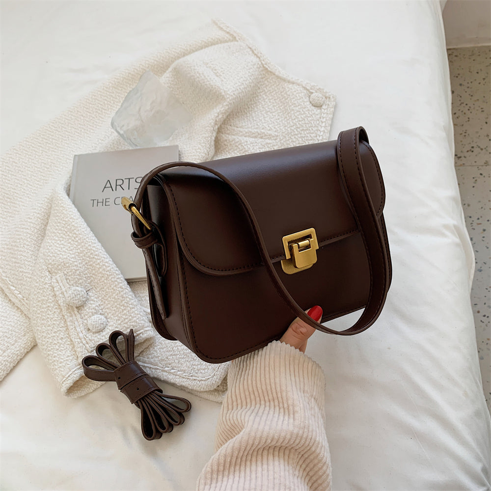 Bolsa Rebeca com textura em couro, compacta, elegante e versátil. Ideal para o dia a dia, com ótimo espaço interno para itens essenciais.