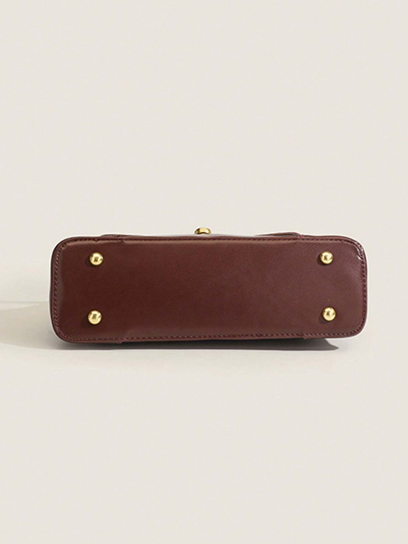 Bolsa Nicole baguette em material sintético premium, elegante e atemporal. Design clean com alça de ombro, toque macio e estrutura firme para qualquer ocasião.